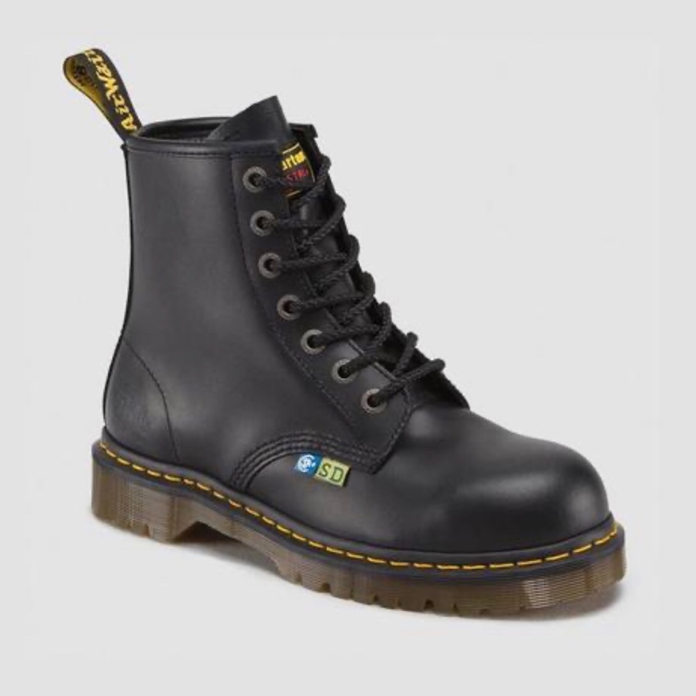 Dr. Martens ICONIC nwot combat boots!!